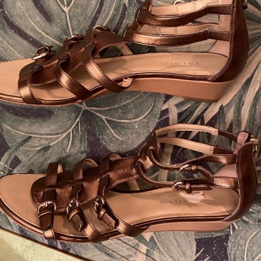 🍃TALBOTS gladiator style, low Wedge heel leather Sandal - sz 9M good condition